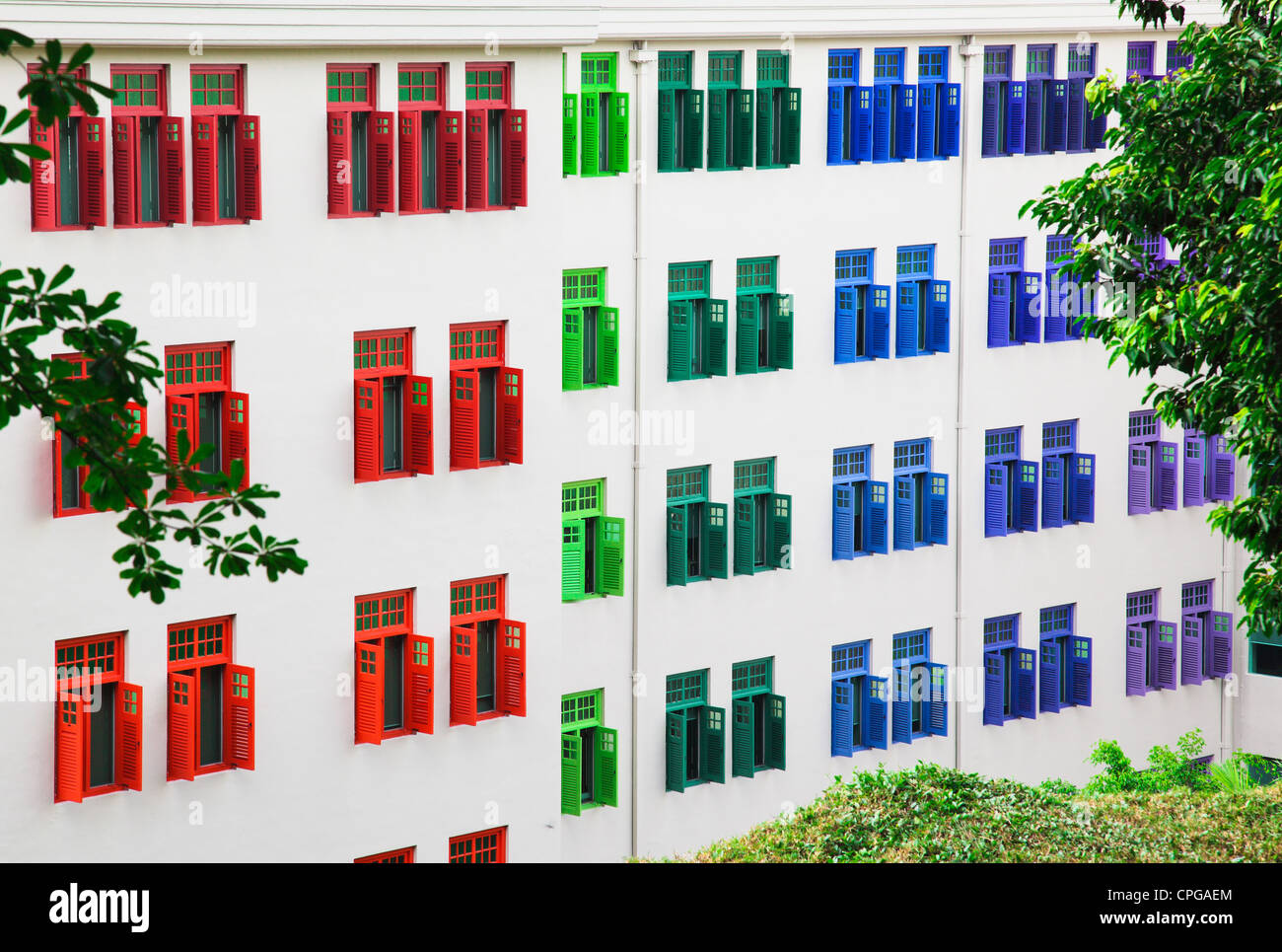 Finestre colorate sulla costruzione di Singapore Foto Stock