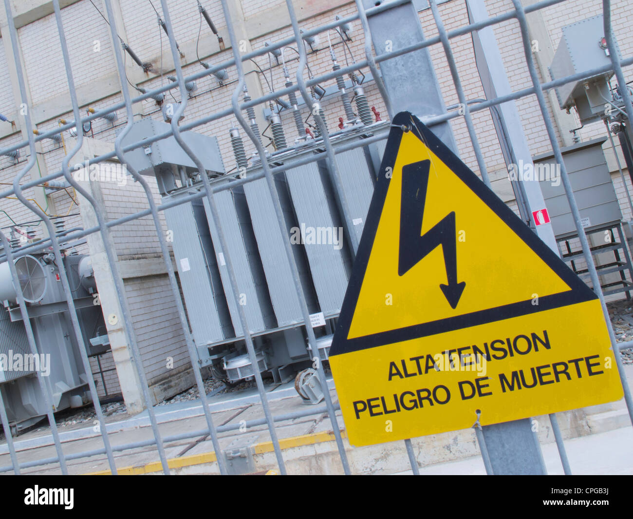 Alta tensione, pericolo di morte, segno scritto in lingua spagnola elettrico esterno sub-stazione, Torremolinos, Spagna. Foto Stock