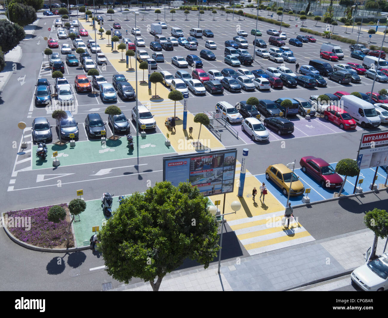 Area di parcheggio al centro commerciale Miramar, Fuengirola, provincia di Malaga, Costa del Sol, Spagna meridionale. Foto Stock