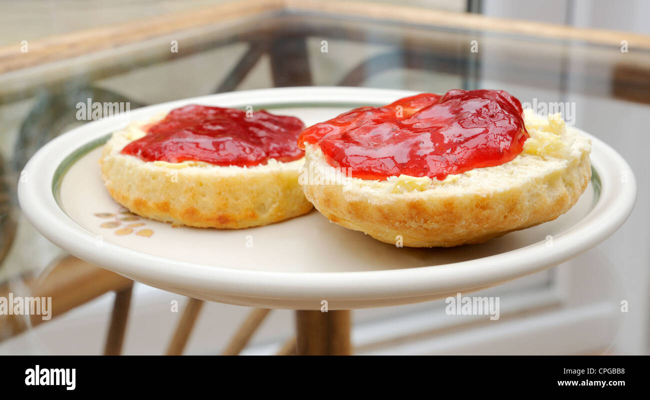 Home reso scone e confettura di fragole Foto Stock