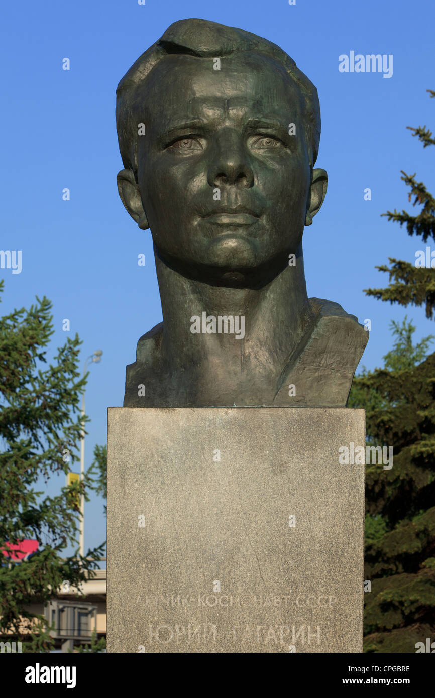 Busto del mondo il primo uomo nello spazio cosmonauta sovietico Yuri Gagarin (1934-1968) a cosmonauti Alley a Mosca, Russia Foto Stock