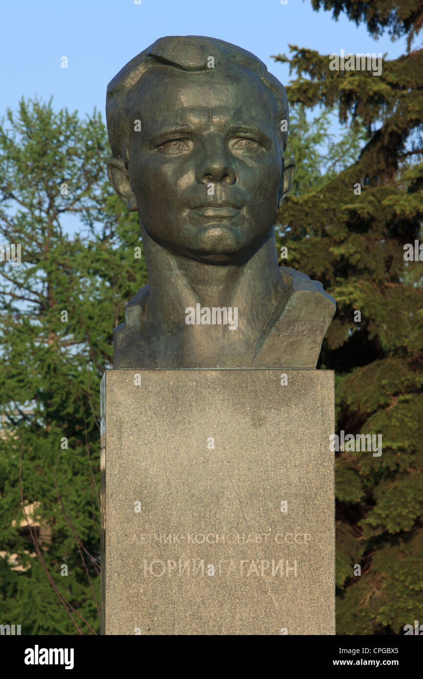 Busto del mondo il primo uomo nello spazio cosmonauta sovietico Yuri Gagarin (1934-1968) a cosmonauti Alley a Mosca, Russia Foto Stock