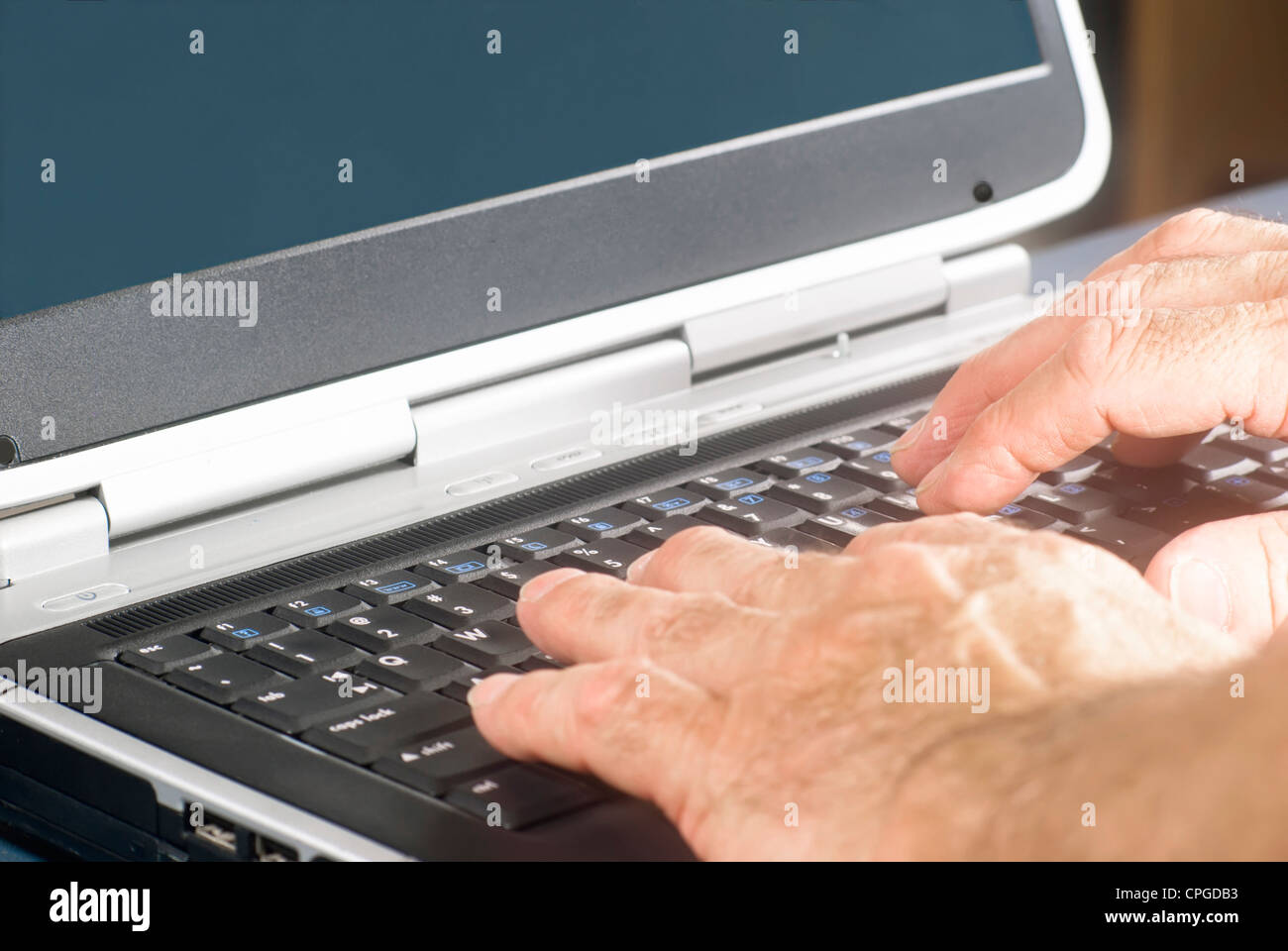 Mani digitando su una superficie piana di computer portatili Tastiera. Foto Stock