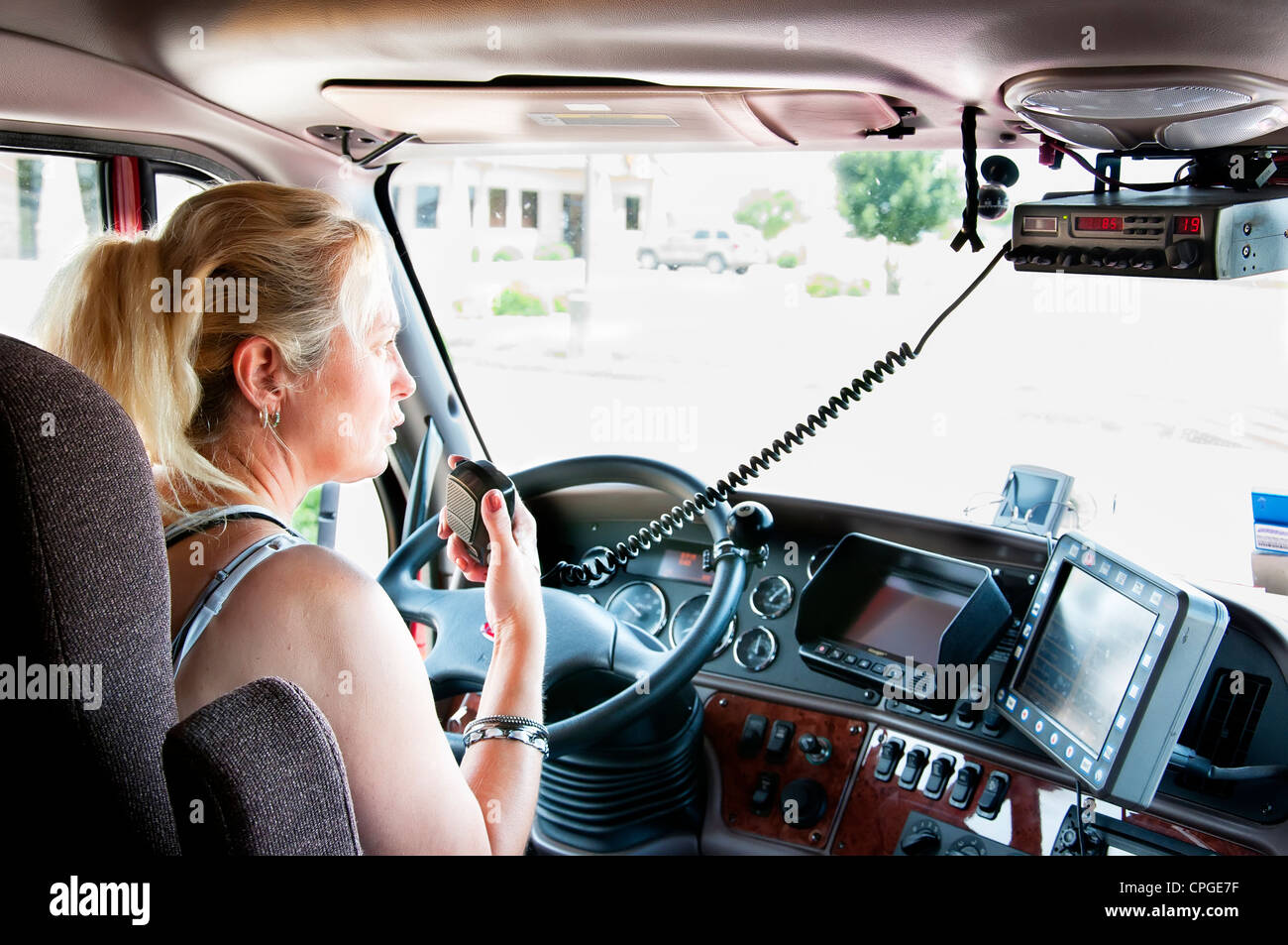 Donna autista del camion in un big rig parlando al C.B. radio. Foto Stock