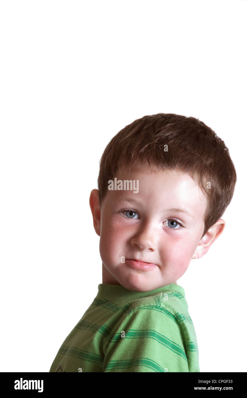 Baby boy guardando verso la telecamera con un look impegnativo. Isolato su bianco Foto Stock