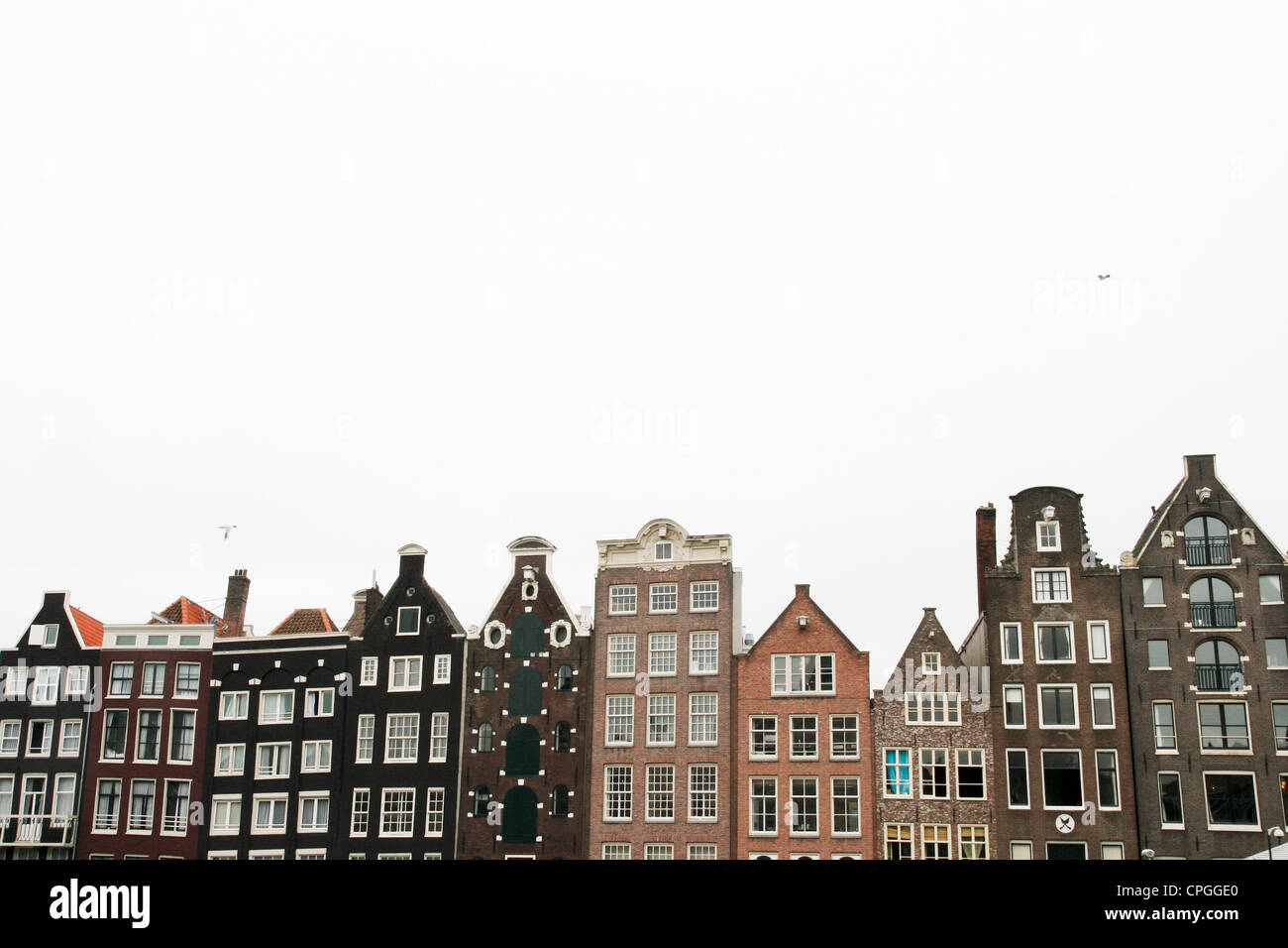 Le tipiche case di Amsterdam si riflette nel canale Foto Stock
