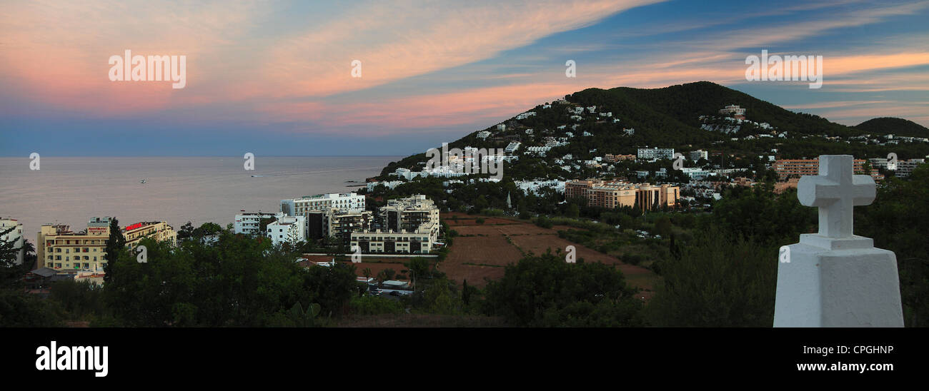 La luce del tramonto sopra il villaggio di Santa Eulalia, Isola di Ibiza, Isole Baleari, Spagna, Europa Foto Stock