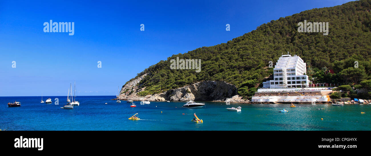 Hotel all'interno della baia isolata a Cala Llonga resort, Isola di Ibiza, Isole Baleari, Spagna, Europa Foto Stock