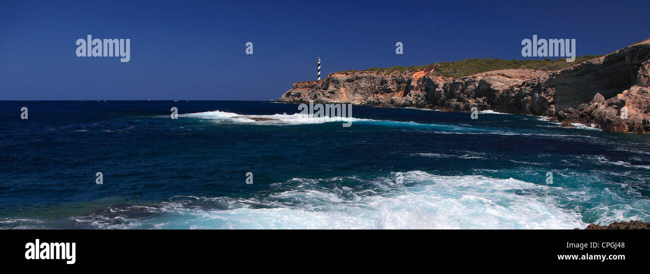 Il faro e la baia isolata a Portinatx resort, Isola di Ibiza, Isole Baleari, Spagna, Europa Foto Stock