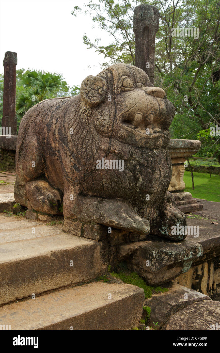 Entrata con i lions, consiglio la camera del re Nissankamalla, sito Patrimonio Mondiale dell'UNESCO, Polonnaruwa, Sri Lanka, Asia Foto Stock