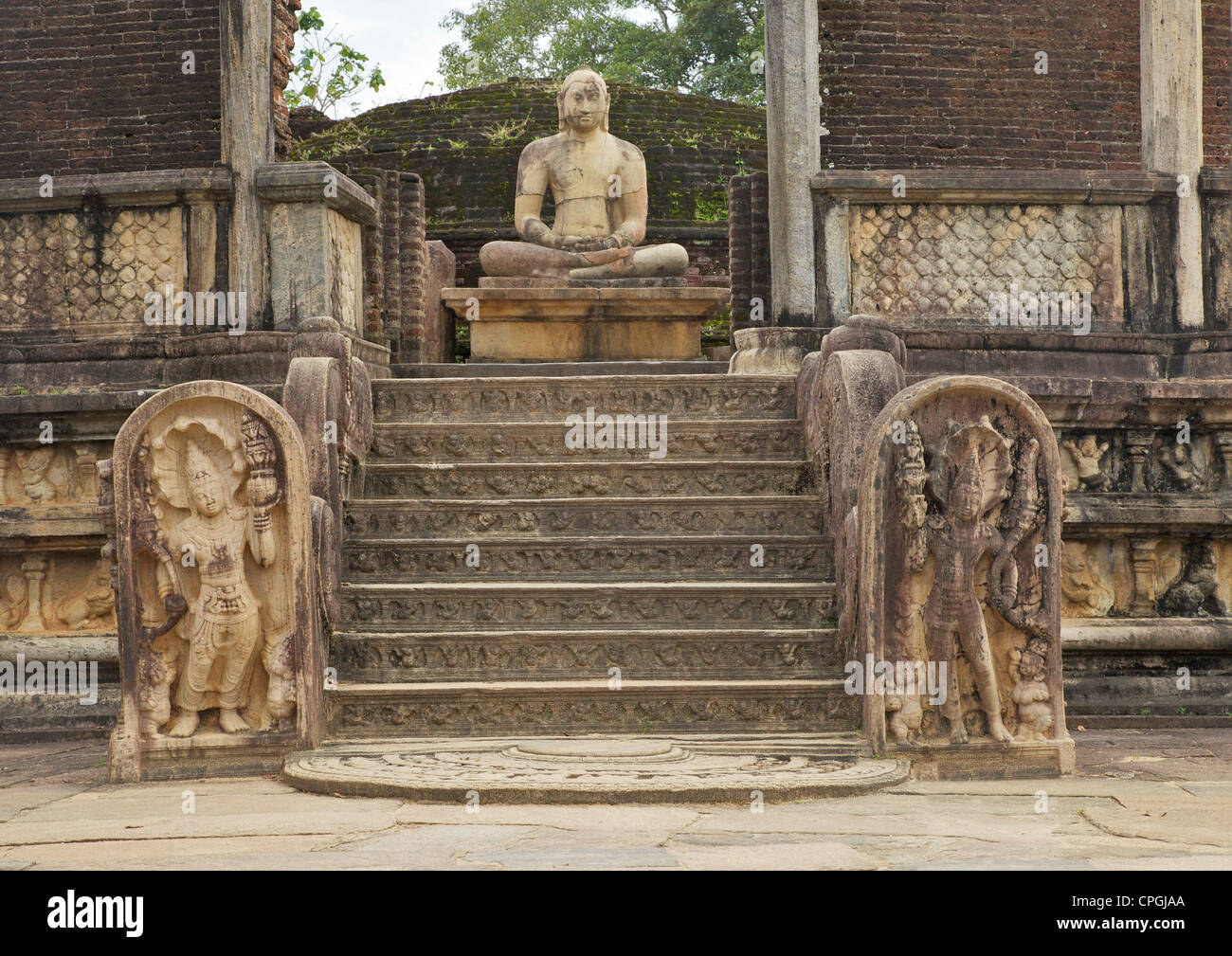 Muragalas o pietre di guardia, ingresso al Vatagade, del XII secolo, sito Patrimonio Mondiale dell'UNESCO, Polonnaruwa, Sri Lanka, Asia Foto Stock