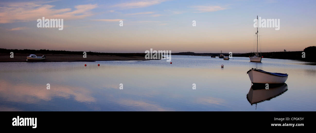 I colori del tramonto su un barche da pesca nel villaggio Blakeney Porto sulla Costa North Norfolk, Inghilterra, Regno Unito Foto Stock