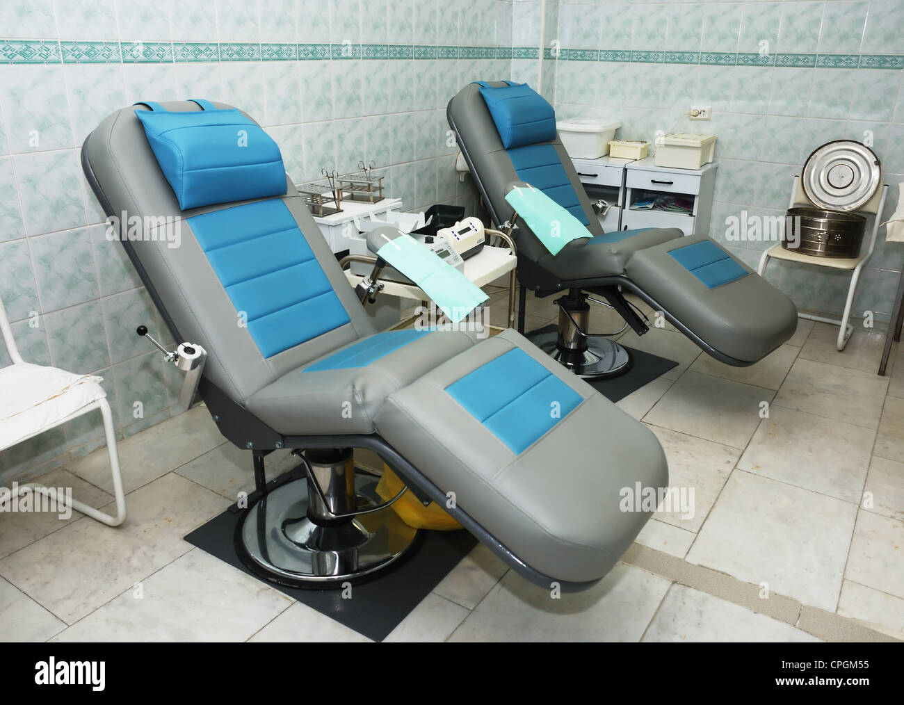 Due poltrone medico e un apparecchio per il sangue di donatori in sala operatoria Foto Stock
