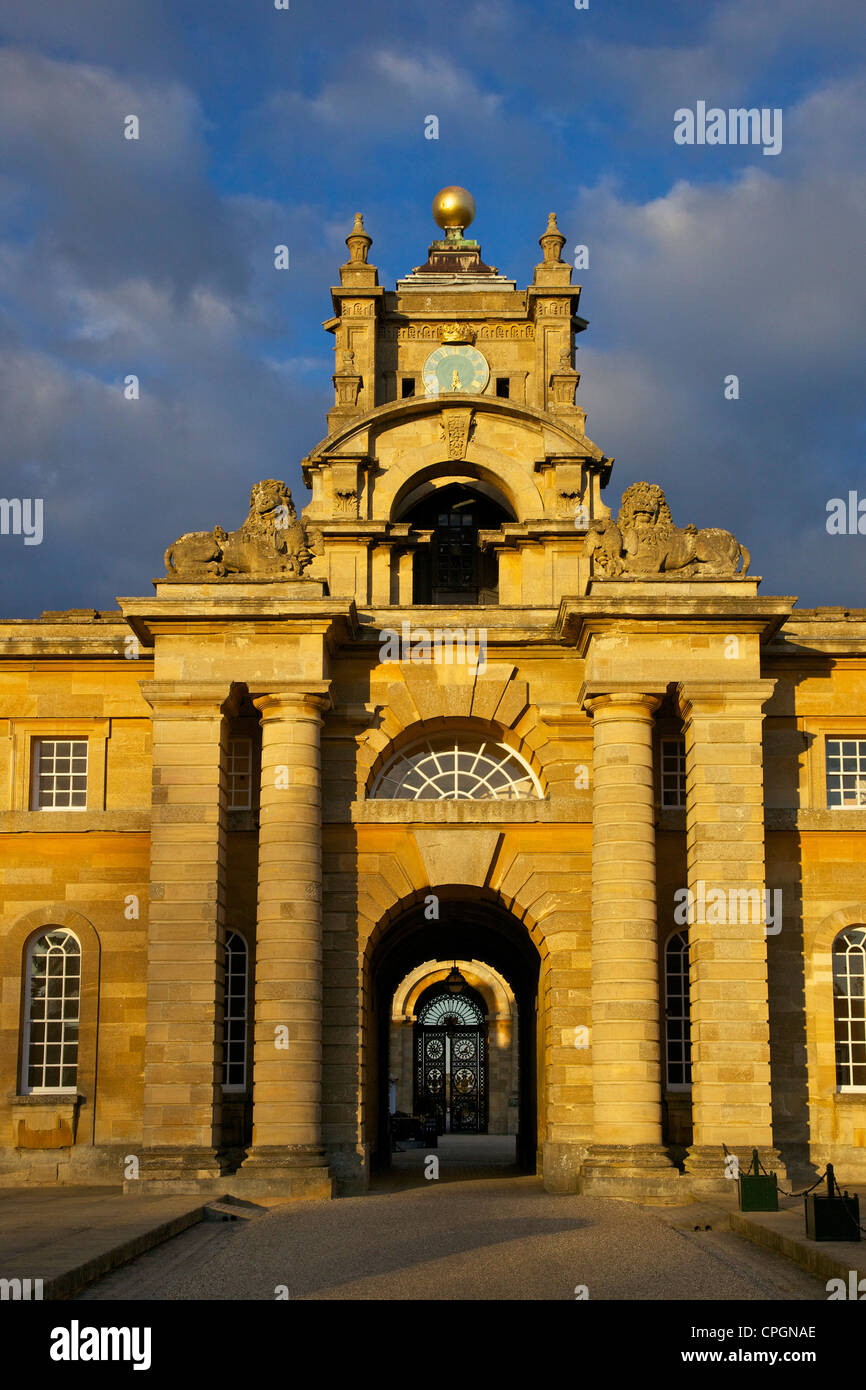 La Torre dell Orologio e ingresso principale al Palazzo di Blenheim, il  luogo di nascita di Sir Winston Churchill, Woodstock, Oxfordshire, England,  Regno Unito Foto stock - Alamy