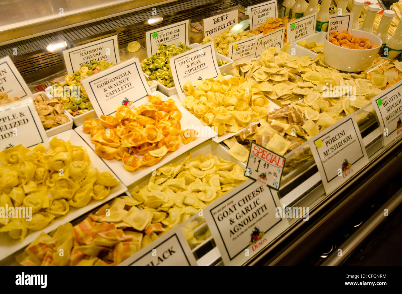 Ravioli, agnolotti capiletti e altro riempito la pasta fresca a Granville Island il Mercato Pubblico, Vancouver, BC, Canada Foto Stock