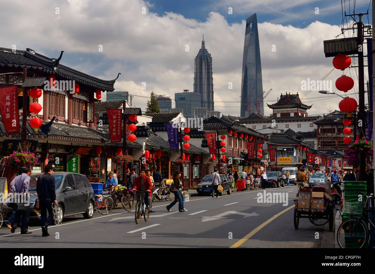 Fangbang Zhong Road con negozi e torri finanziarie in Hangpu District Shanghai Repubblica Popolare Cinese Foto Stock