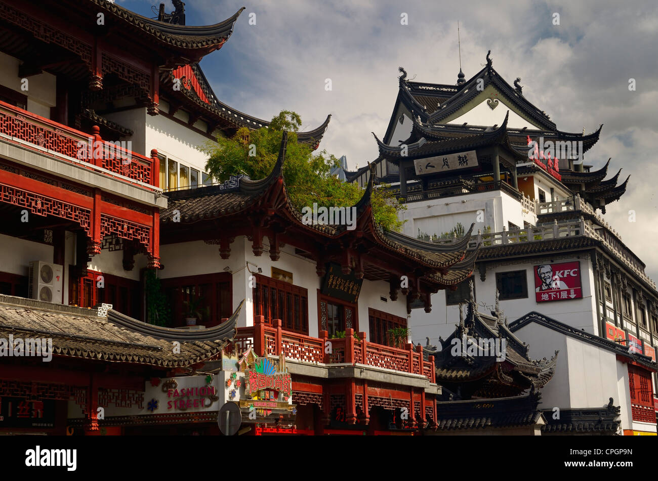 Architettura tradizionale cinese su Fangbang Zhong Road con negozi moderni e KFC in Hangpu District Shanghai Repubblica Popolare Cinese Foto Stock