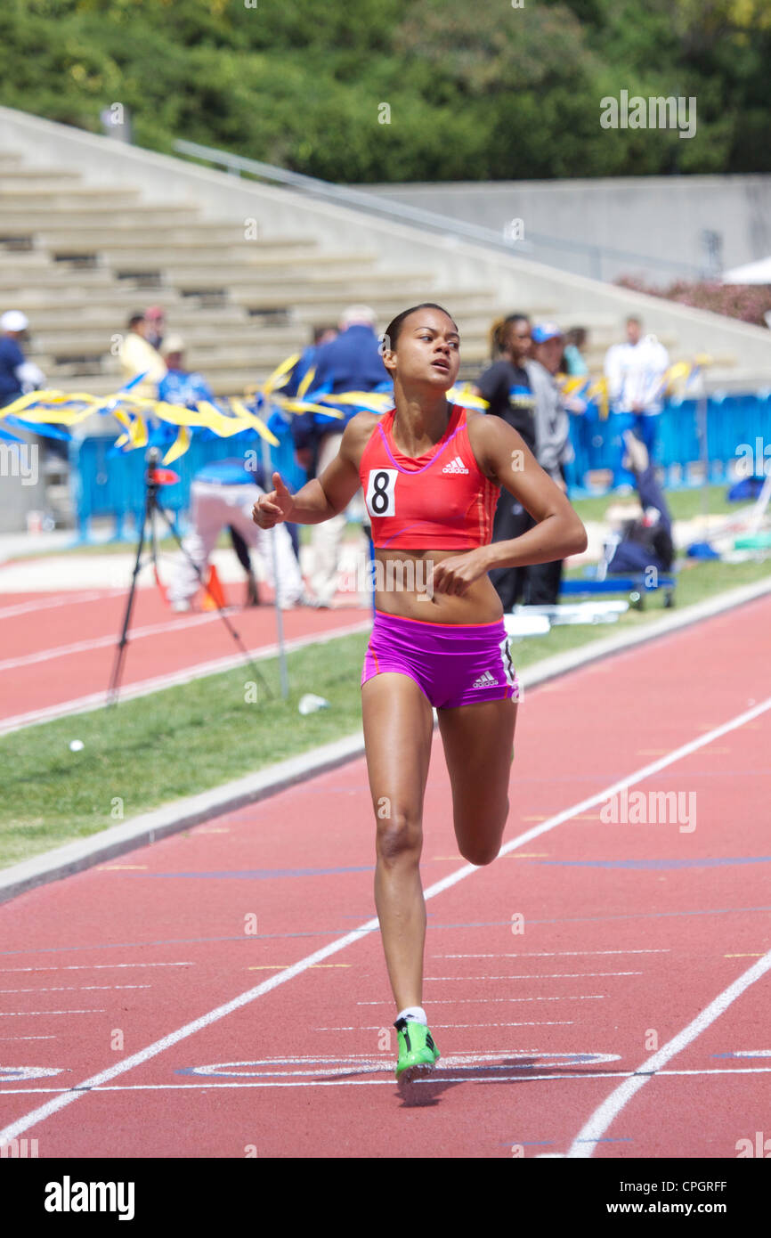 British runner Tara Bird in corrispondenza di una via traguardo Foto Stock