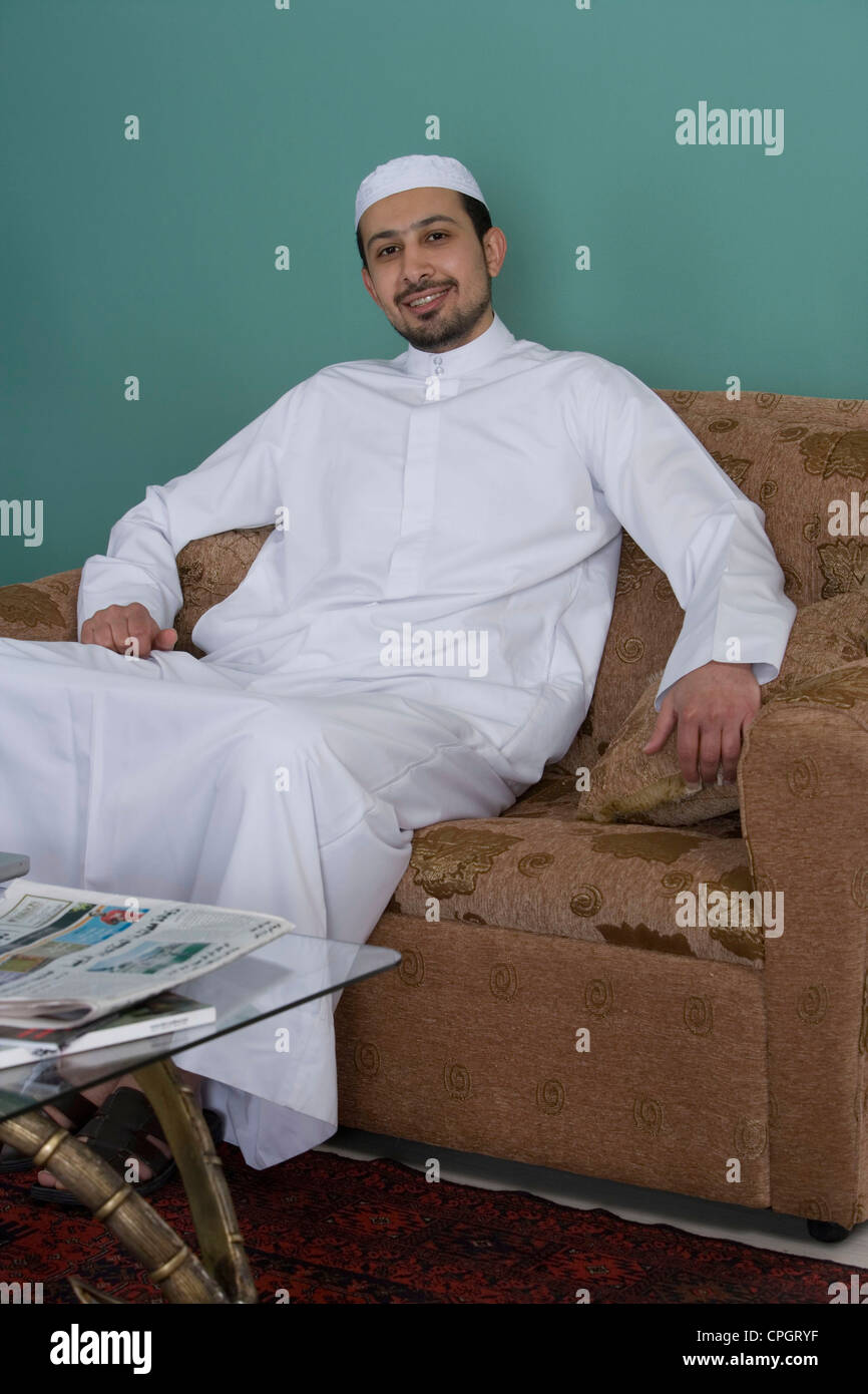 Uomo arabo seduti in un divano Foto Stock