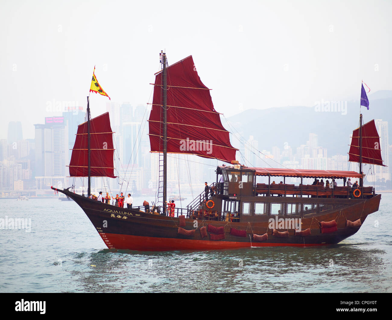 Un vecchio stile Hong Kong Junk vele di imbarcazioni nel porto Victoria in Hong Kong. Foto Stock