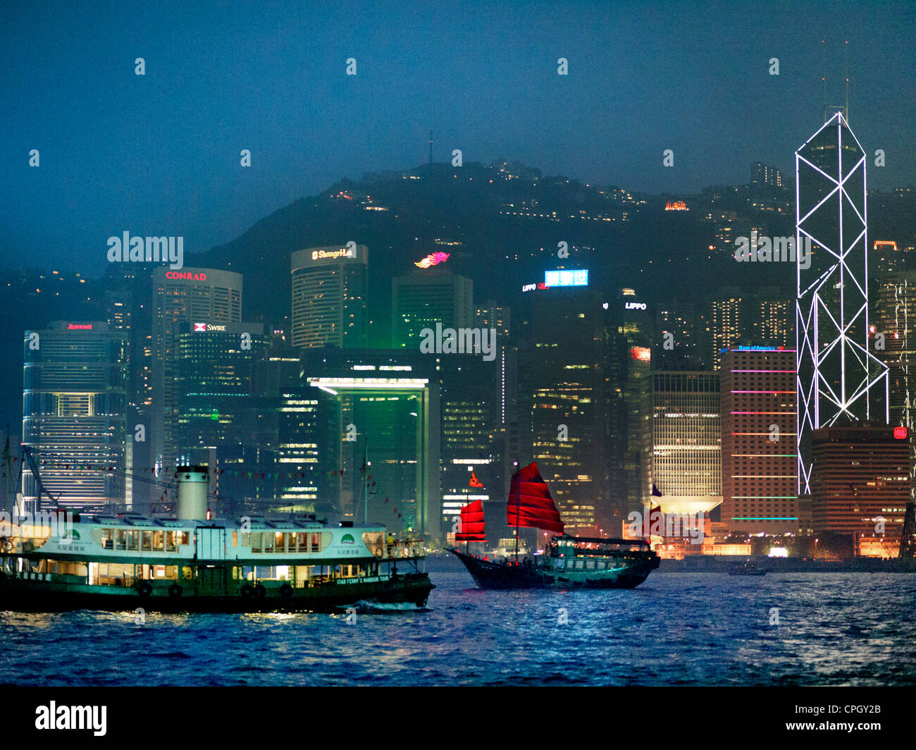 Un vecchio stile Hong Kong Junk vele di imbarcazioni nel porto Victoria di Hong Kong di notte. Foto Stock