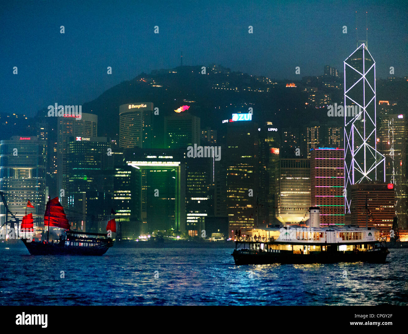 Un vecchio stile Hong Kong Junk vele di imbarcazioni nel porto Victoria di Hong Kong di notte. Foto Stock