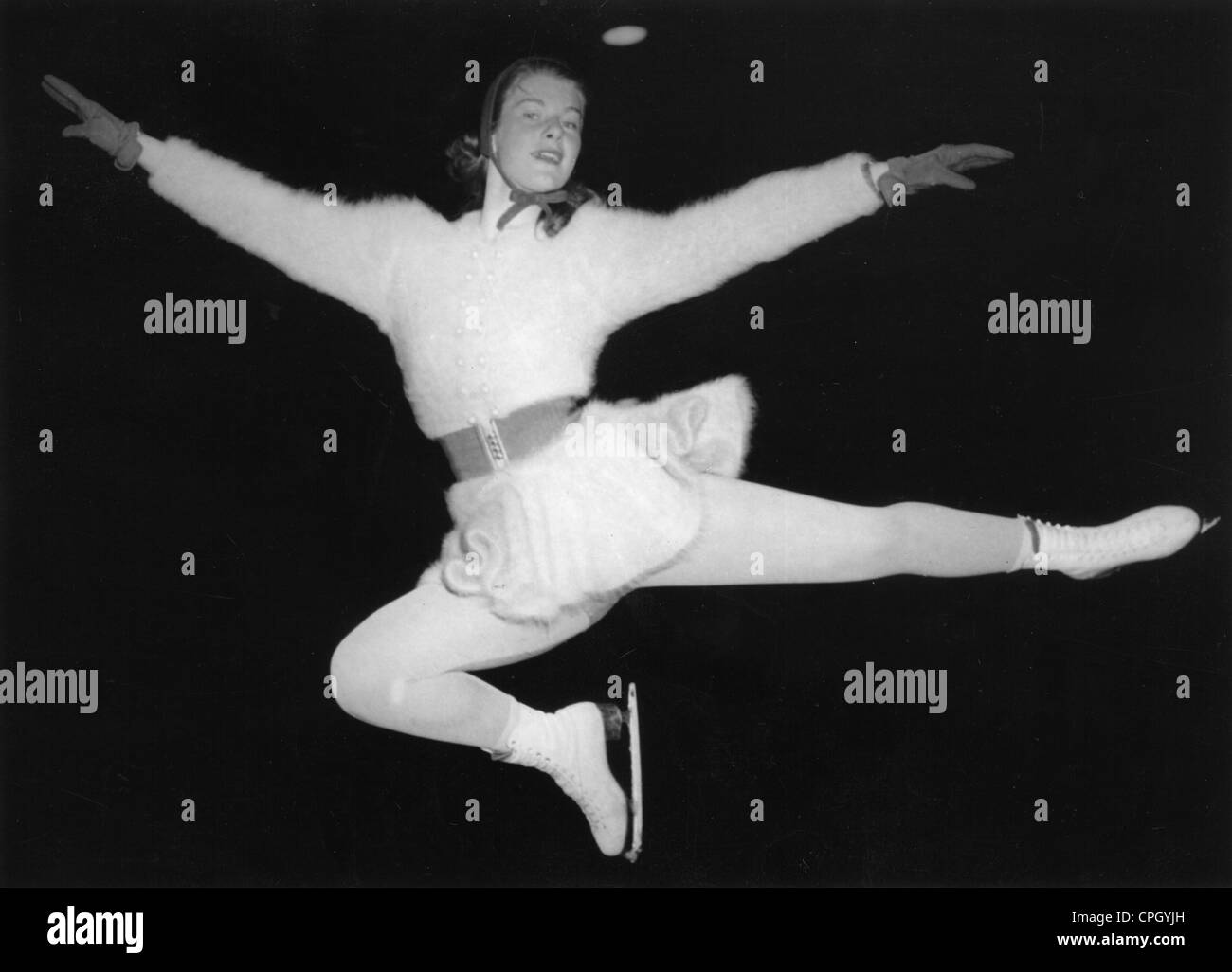 Busch, Gundi, * 29.4.1935, German athelete (figura skater), a tutta lunghezza, durante il campionato europeo, Westfalenhalle, Dortmund, primi 1950s, , Foto Stock