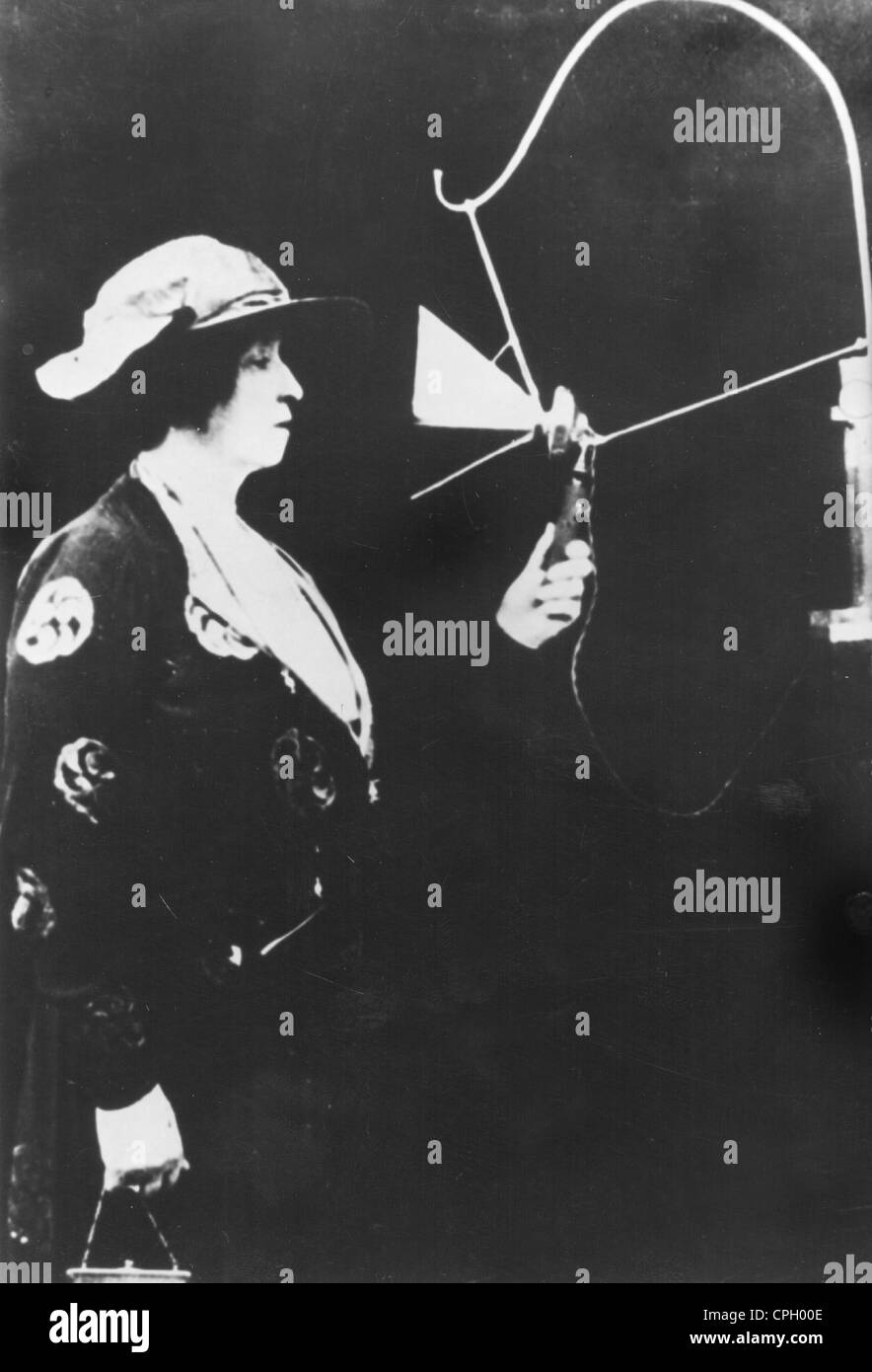 Melba, Nellie, 15.5.1861 - 23.2.1931, cantante d'opera australiana (Coloratura soprano), a mezza lunghezza, durante la trasmissione sperimentale, 1920, Foto Stock