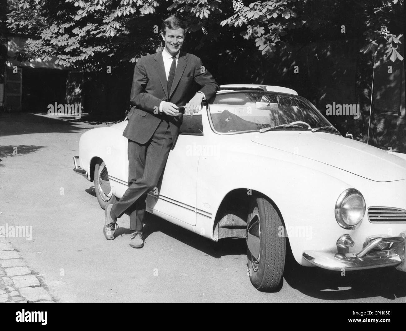 Prussia, Friedrich Wilhelm Prince of, 9.2.1939 - 29.9.2015, storico tedesco, appoggiato al suo tipo di auto Volkswagen Karmann-Ghia 34, 1964, Foto Stock