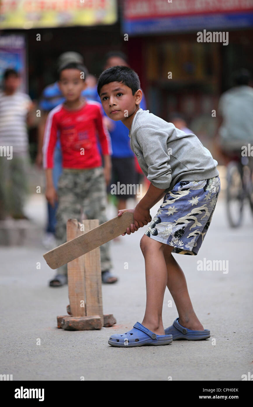 Il nepalese ragazzi giocare a cricket in strada di Thamel Nepal Foto Stock