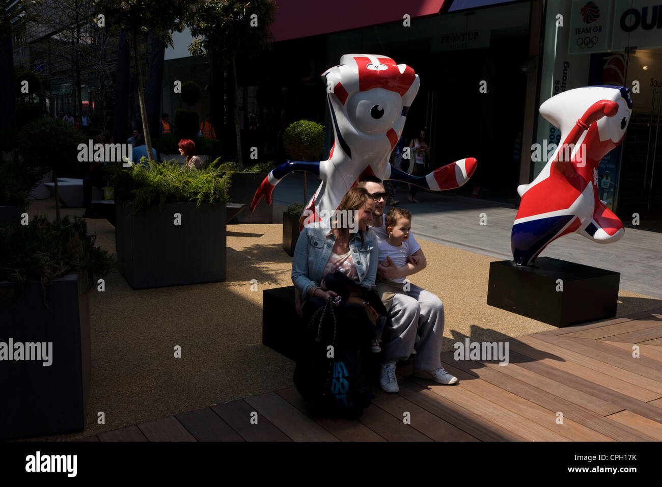 Londra 2012 mascotte olimpiche Mandeville (L) e Wenlock (R), uno sfondo per album di famiglia ritratti al Westfield Shopping Mall, vicino la recente costruzione del Parco Olimpico per il 2012 Giochi di Londra. Wenlock è chiamato dopo il Shropshire città e Mandeville dopo l'ospedale. Foto Stock
