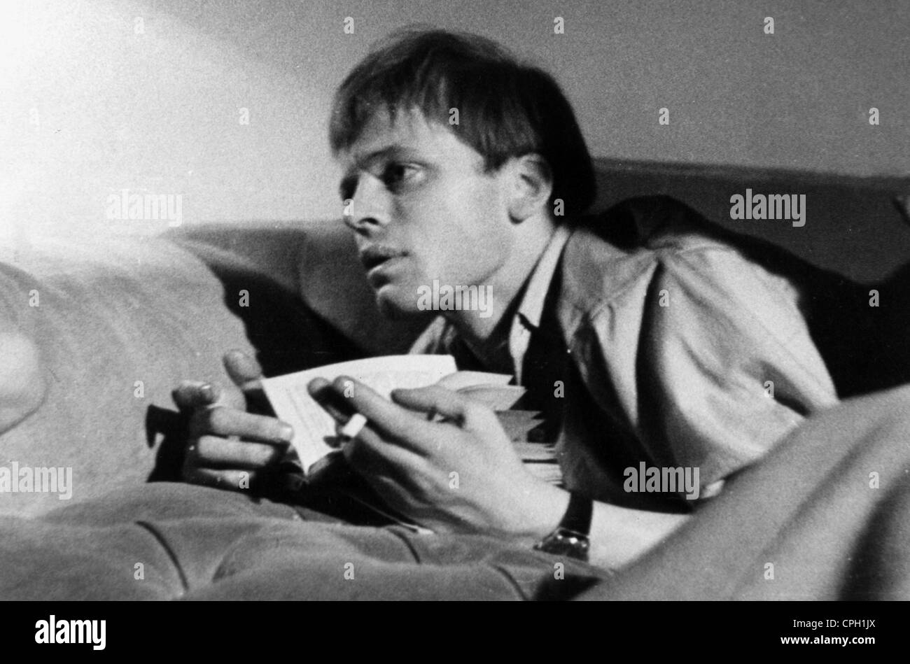 Kinski, Klaus, 18.10.1926 - 23.11.1991, attore tedesco, Reading 'The Idiot' di Fyodor Dostoyevsky, Berlino, 1958, Foto Stock