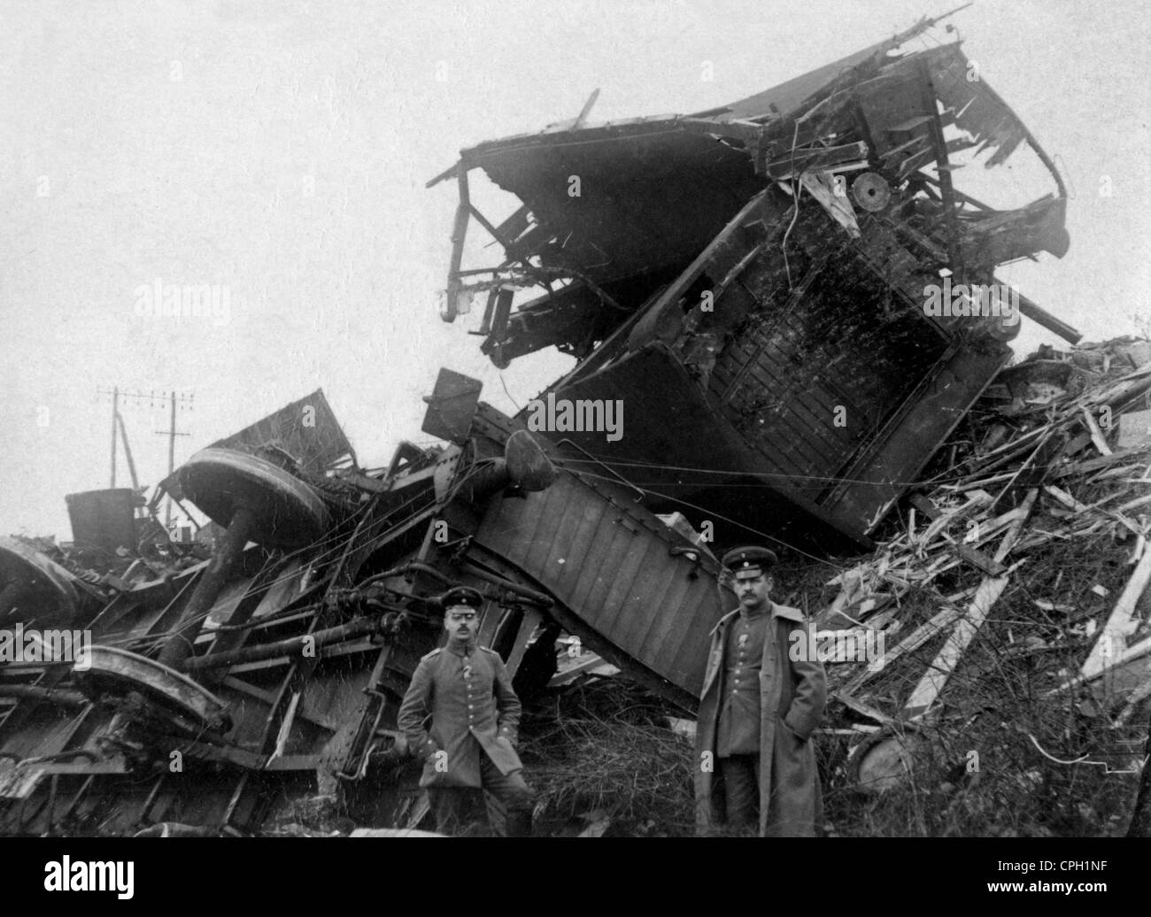 Eventi, prima guerra mondiale / prima guerra mondiale, zona posteriore, incidente ferroviario nelle Ardenne, Francia, ufficiali di un battaglione ferroviario tedesco di fronte a un carro merci relitto, 30.1.1916 20 ° secolo, storico, storico, 1910, 10, esercito, militare, Germania, Reich tedesco, Impero, ingegneri, forniture, incidente, schiantato, fronte occidentale, soldati, trasporto, Relitto, pionieri, carro, persone, diritti aggiuntivi-clearences-non disponibile Foto Stock