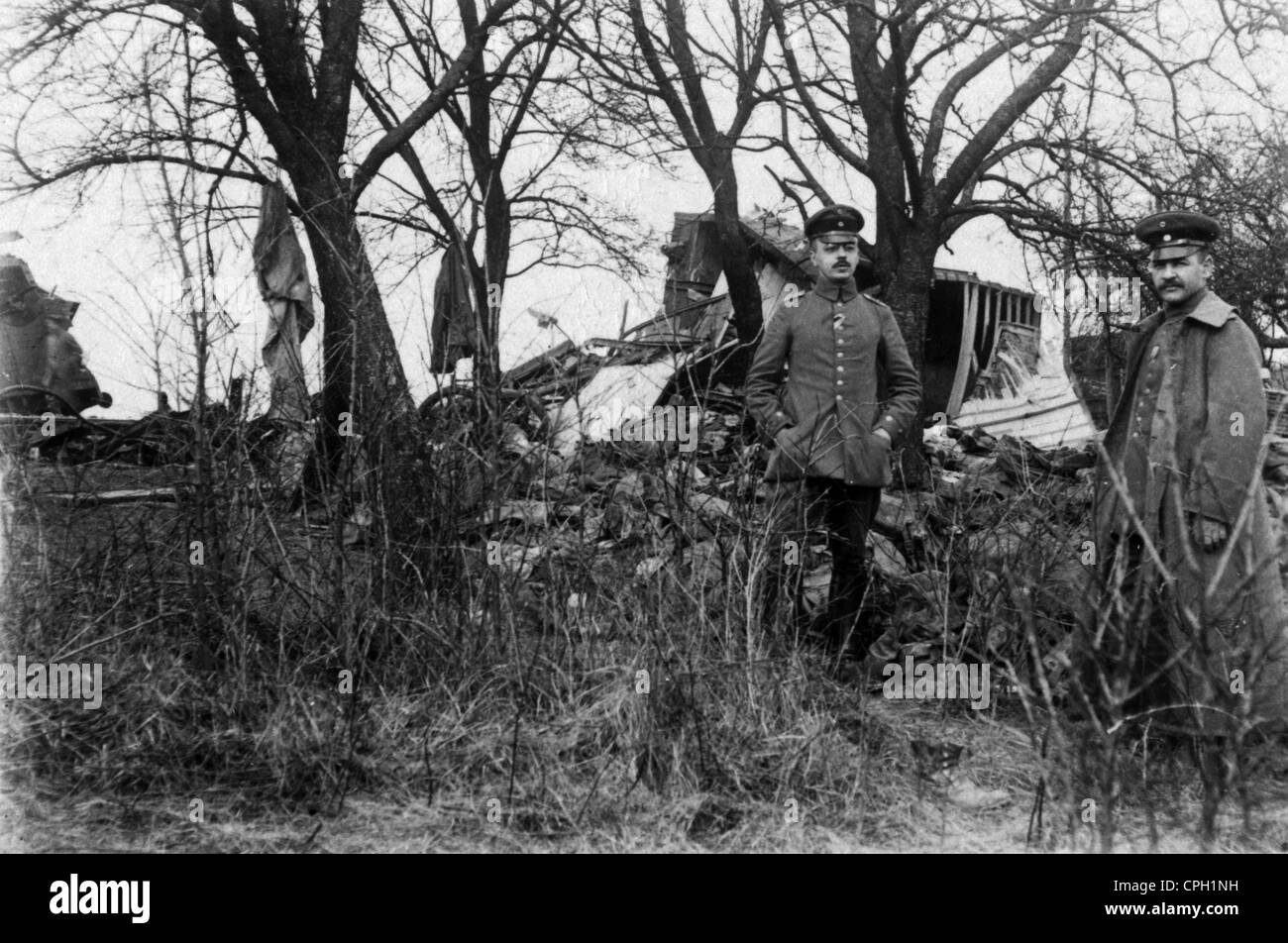 Eventi, prima guerra mondiale / prima guerra mondiale, zona posteriore, incidente ferroviario nelle Ardenne, Francia, ufficiali di un battaglione ferroviario tedesco di fronte a un carro merci relitto, 30.1.1916 20 ° secolo, storico, storico, 1910, 10, esercito, militare, Germania, Reich tedesco, Impero, ingegneri, forniture, incidente, schiantato, fronte occidentale, soldati, trasporto, Relitto, pionieri, carro, persone, diritti aggiuntivi-clearences-non disponibile Foto Stock