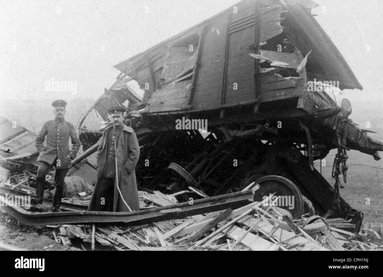 Eventi, prima guerra mondiale / prima guerra mondiale, zona posteriore, incidente ferroviario nelle Ardenne, Francia, ufficiali di un battaglione ferroviario tedesco di fronte a un carro merci relitto, 30.1.1916 20 ° secolo, storico, storico, 1910, 10, esercito, militare, Germania, Reich tedesco, Impero, ingegneri, forniture, incidente, schiantato, fronte occidentale, soldati, trasporto, Relitto, pionieri, carro, persone, diritti aggiuntivi-clearences-non disponibile Foto Stock
