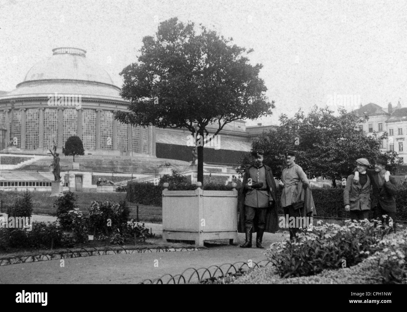Eventi, prima guerra mondiale / prima guerra mondiale, zona posteriore, ufficiali militari tedeschi nel giardino botanico di Bruxelles, Belgio, 15.8.1916, diritti-aggiuntivi-clearences-non disponibile Foto Stock