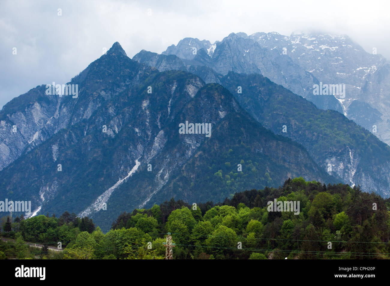 Alpi innevate dell'Austria orientale - con una certa foresta in primo piano Foto Stock