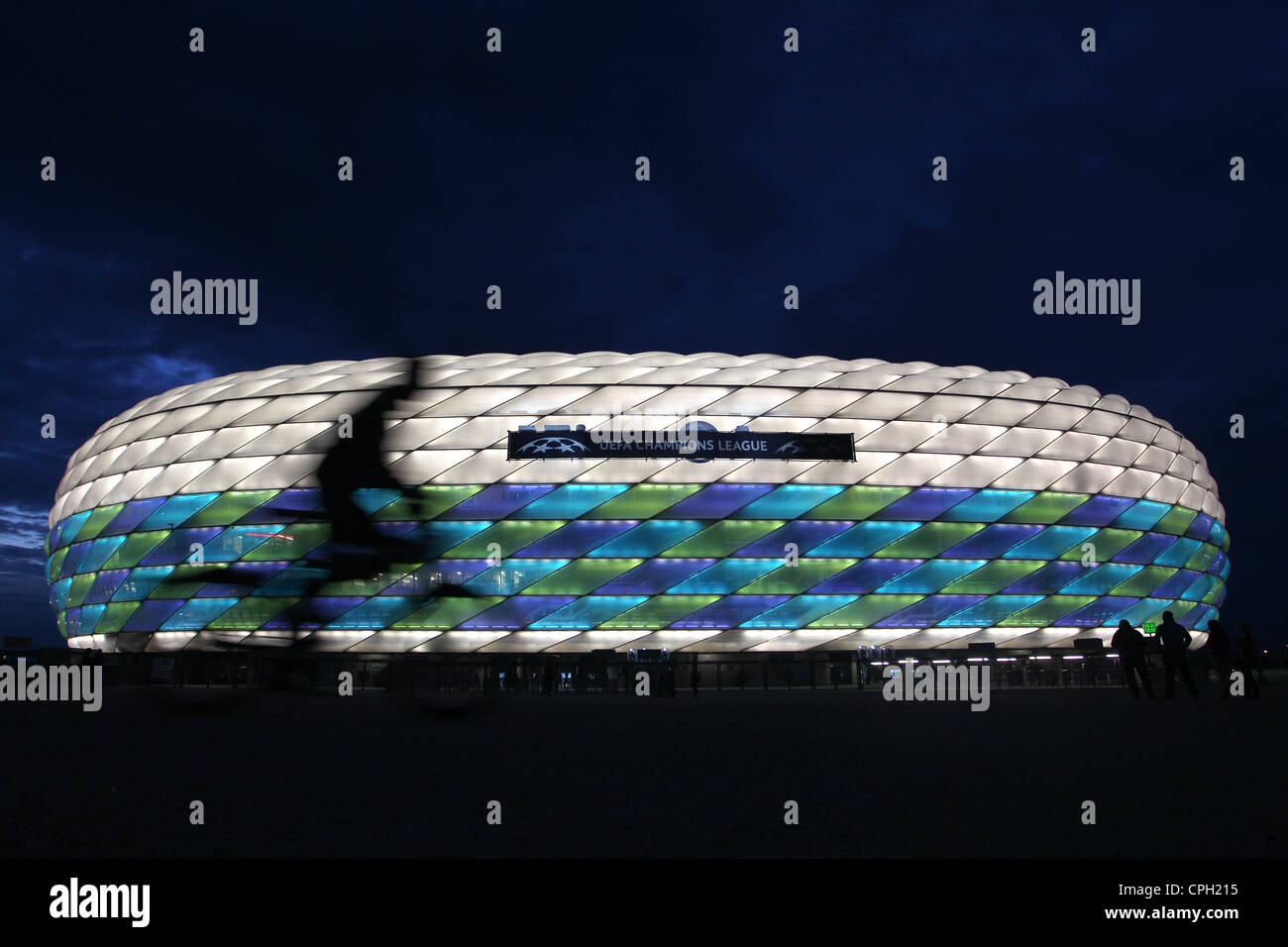 L'Allianz Arena nella foto durante la finale di UEFA Champions League 2012 Bayern Munich v Chelsea come un ciclista passa Foto Stock