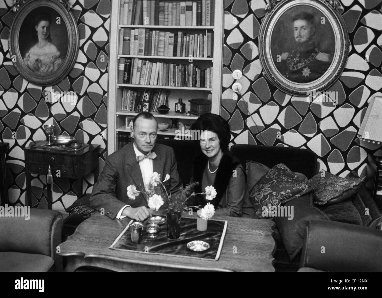 Louis Ferdinand, principe di Prussia, 9.11.1907 - 25.9.1994, economista tedesco, con mia moglie la principessa Kira, Castello Hohenzollern, 1960, Foto Stock