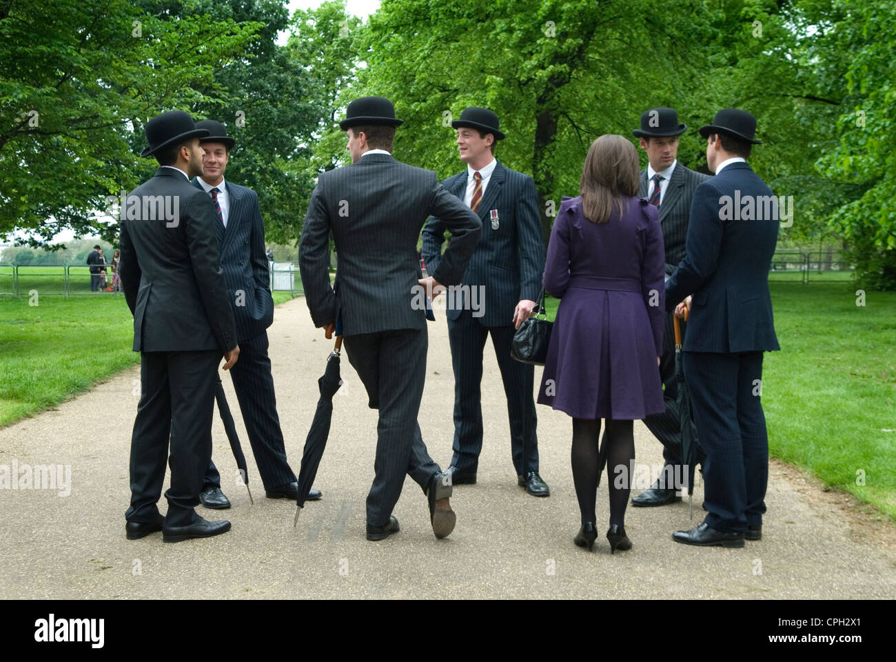 I cappelli da Bowler e la città si adattano al codice di abbigliamento per la Household Cavalry presso la Combined Cavalry Old Comrades Memorial Parade, Hyde Park London. Una donna in un mondo mans. Inghilterra 2012 Regno Unito 2010s HOMER SYKES Foto Stock