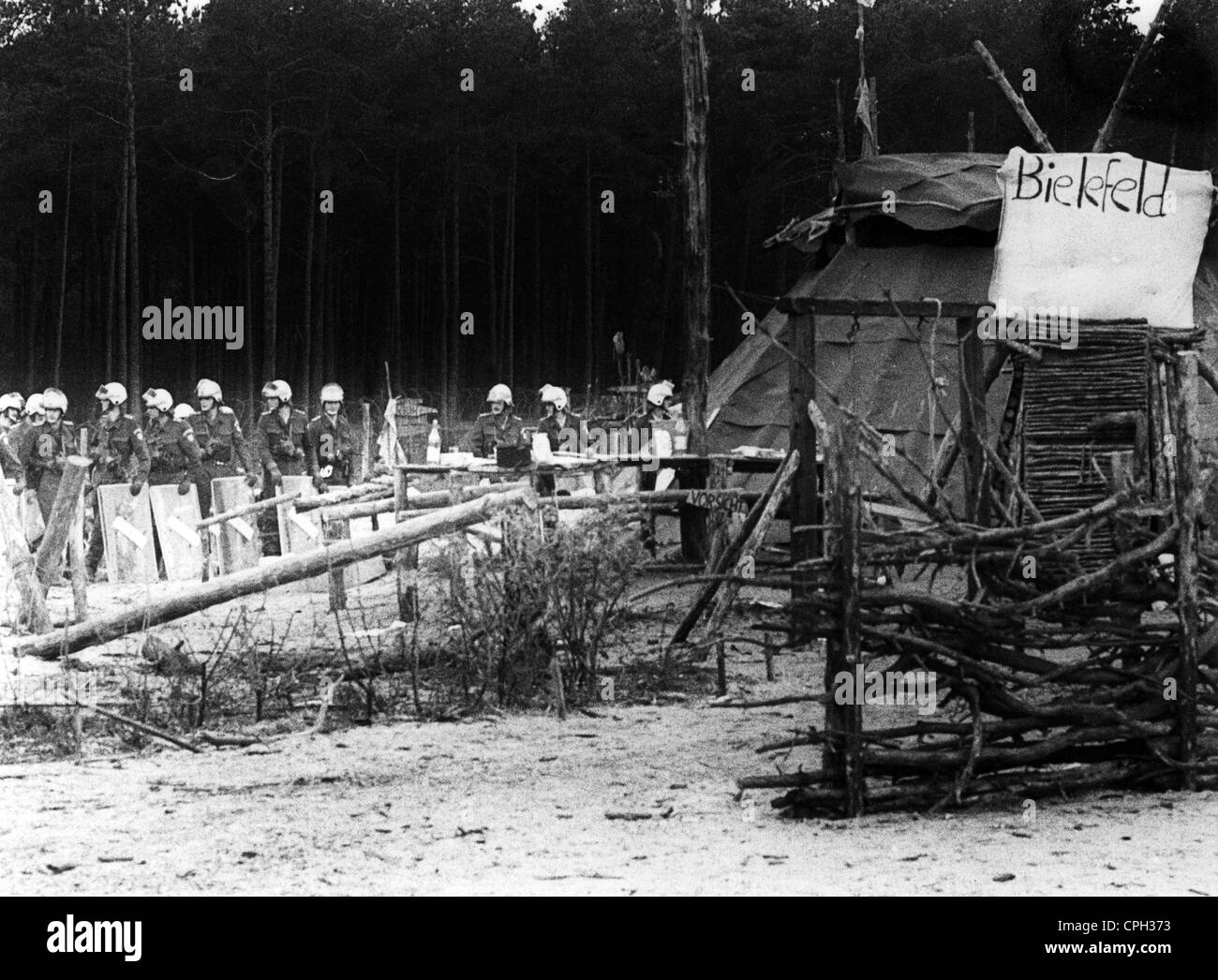 Polizia, Germania, operazione di polizia contro attivisti anti-nucleari a Gorleben, Germania, campo 'Repubblica libera di Wendland', istituito per protestare contro la costruzione di una discarica radioattiva, 1980, diritti aggiuntivi-clearences-non disponibili Foto Stock