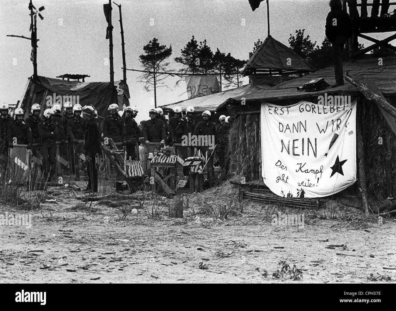 Polizia, Germania, operazione di polizia contro attivisti anti-nucleari a Gorleben, Germania, campo 'Repubblica libera di Wendland', istituito per protestare contro la costruzione di una discarica radioattiva, 1980, diritti aggiuntivi-clearences-non disponibili Foto Stock