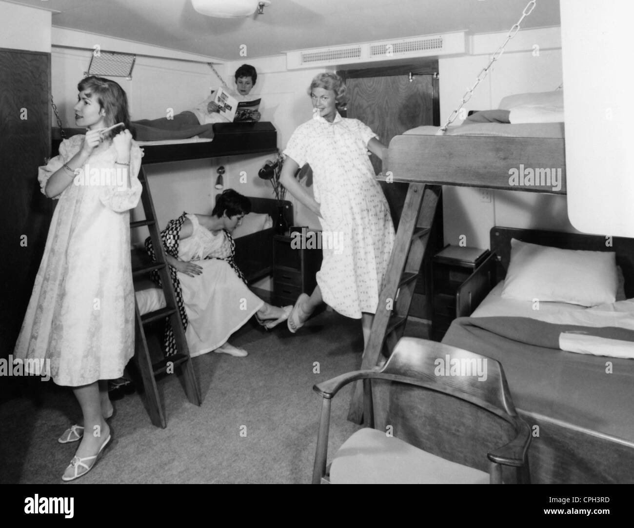 Trasporto / trasporto, navigazione, interno della nave, quattro donne in una cabina a quattro letti a bordo della nave passeggeri TS Hanseatic, linea atlantica di Amburgo, circa 1960, diritti aggiuntivi-clearences-non disponibile Foto Stock