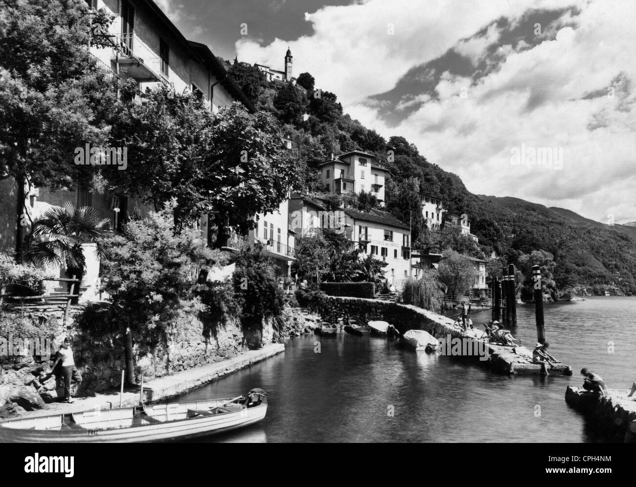 Geografia / viaggio, Svizzera, Ticino, Ronco sopra Ascona, vista sulla città / vista sulla città, vista del comune, in primo piano un palco, intorno agli anni '50, diritti aggiuntivi-clearences-non disponibile Foto Stock