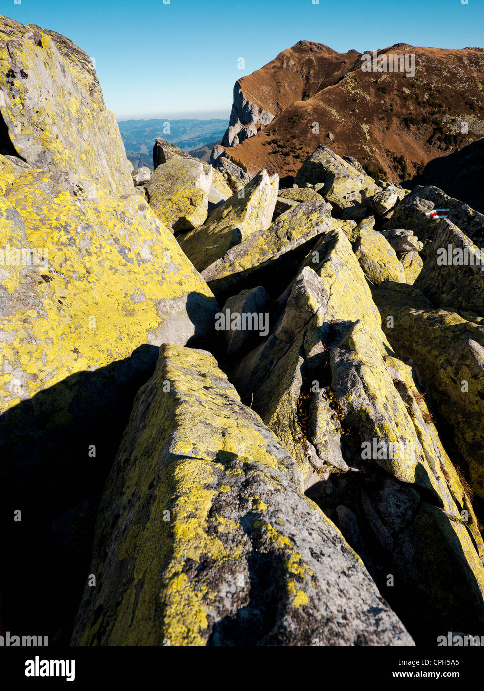 Alpi, montagne, boulder, massi e un pezzo di roccia, detriti di roccia di slittamento, ghiaia grossa, mountainscape, scenario di montagna, mountain l Foto Stock