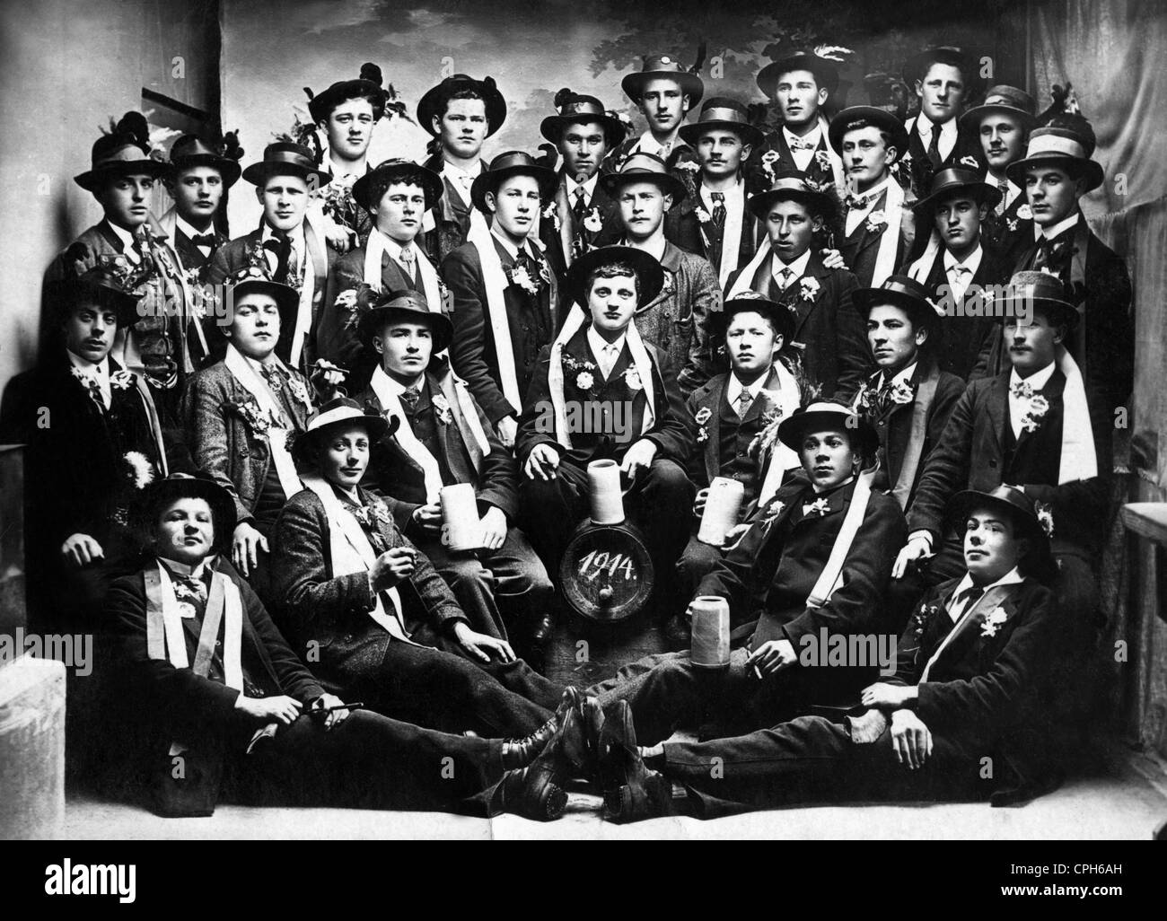 Militari, Austria-Ungheria, giovani uomini, dopo aver ricevuto il loro progetto di avviso, celebrare il loro addio alla vita civile, 1914, diritti aggiuntivi-clearences-non disponibili Foto Stock