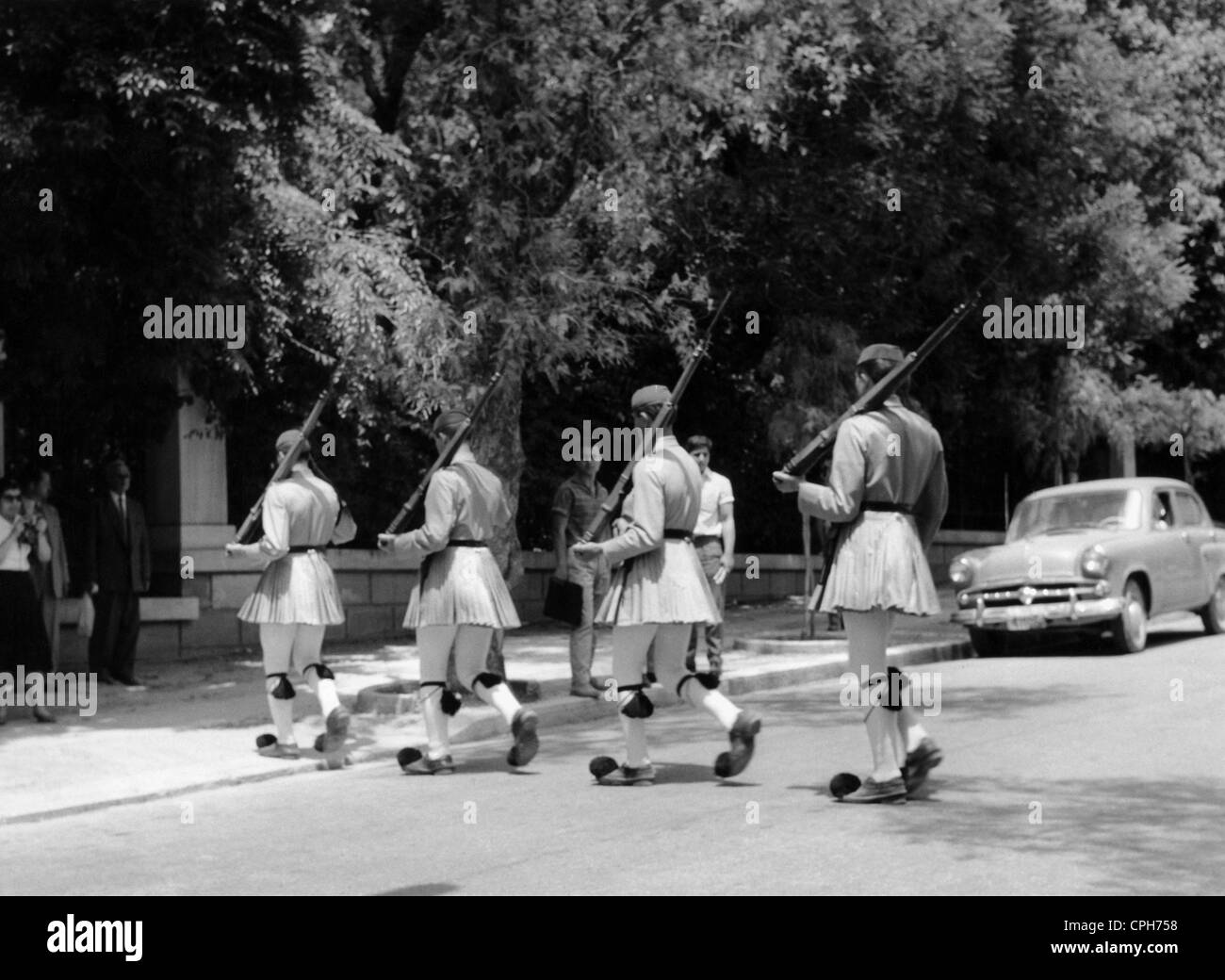 Militare, Grecia, esercito, guardia reale (Evzones), sulla strada per cantare le guardie al Palazzo reale, Atene, anni 50, diritti aggiuntivi-clearences-non disponibile Foto Stock