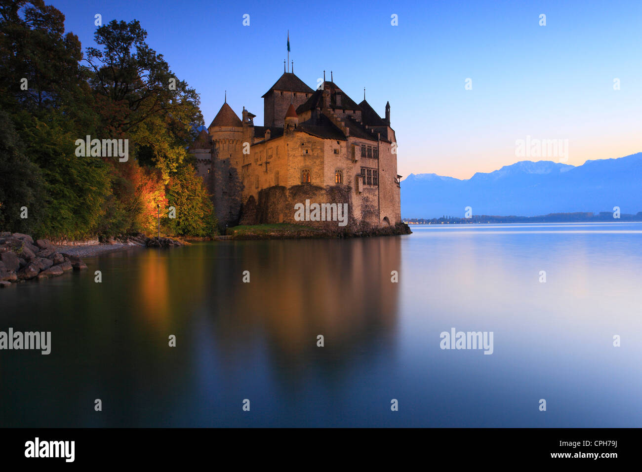 Di sera, al tramonto, atmosfera serale, Alpi, montagne, Chillon, il Château de Chillon, crepuscolo, crepuscolo, Montagne, Lago di Ginevra, autunno, collezione autunno Foto Stock