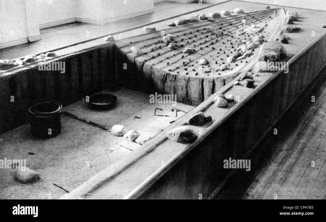 Morte, tombe, tomba di una camera d'imbarcazione, replica di una camera di sepoltura, Haithabu, circa 900, Museo di Stato Schleswig-Holstein, Castello di Gottorf, cartolina, postsegnato 1965, navi, nave, barca, sepoltura di nave, tomba da camera, tomba, tombe, vichingo, vichinghi, di Schleswig-Holstein, storico, 1960-altri diritti Foto Stock