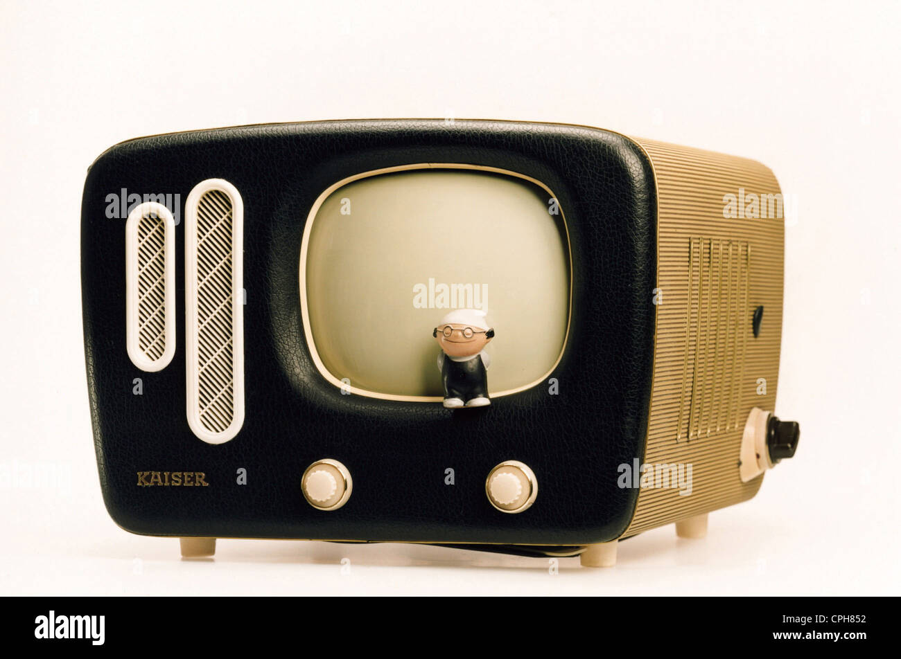 Televisione, primo televisore portatile di un produttore tedesco: Kaiser,  Prinz, compensato con rivestimento in similpelle, schermo da 8 pollici,  peso: 11.5 kg, Germania, 1959, diritti aggiuntivi-clearences-non  disponibile Foto stock - Alamy